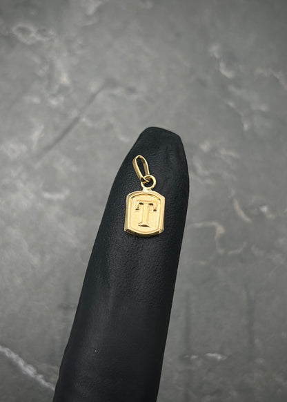 Dije Letra T 0.35gr / 1.4cm / 6mm — Oro Amarillo