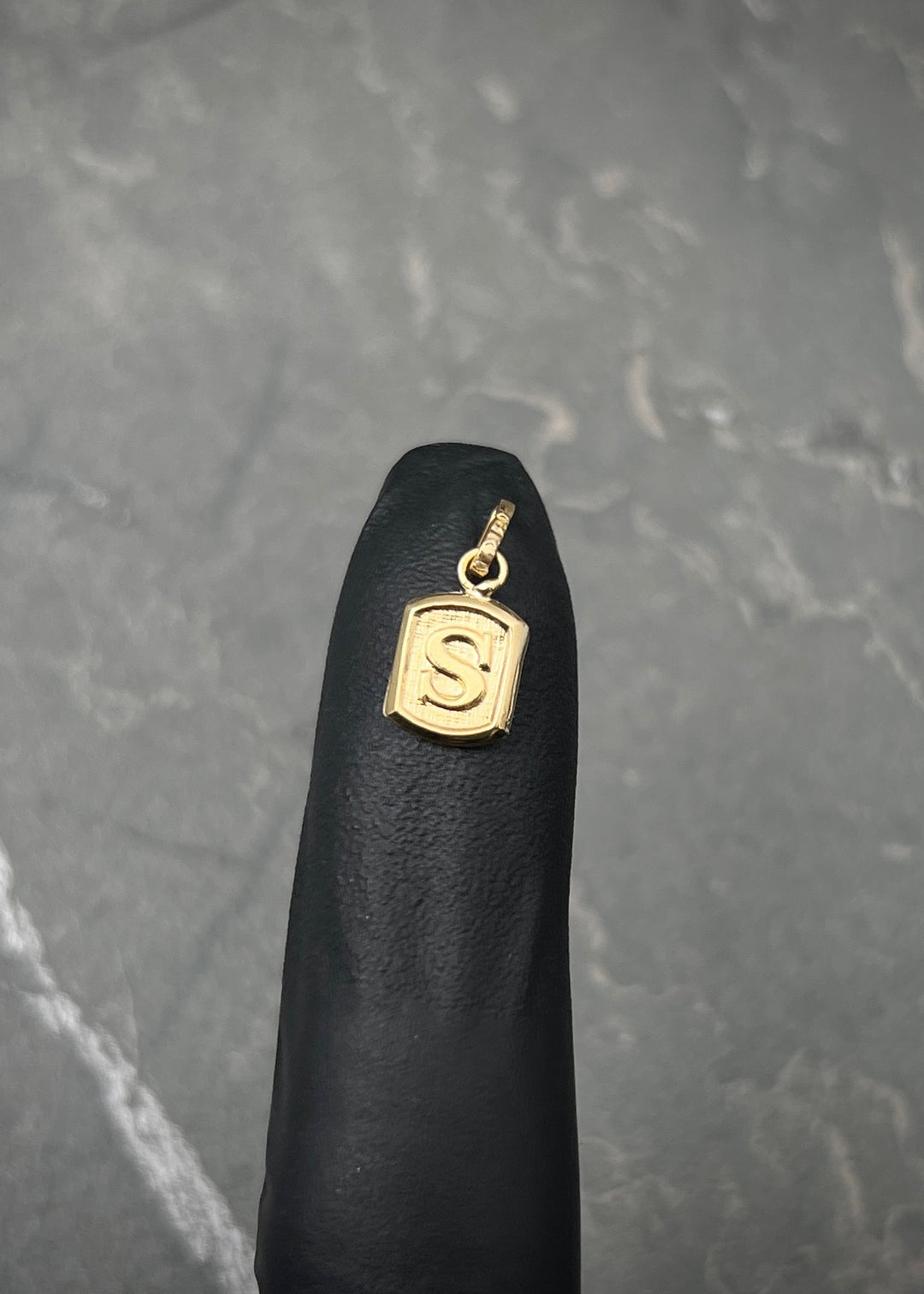 Dije Letra S 0.35gr / 1.5cm / 6mm — Oro Amarillo