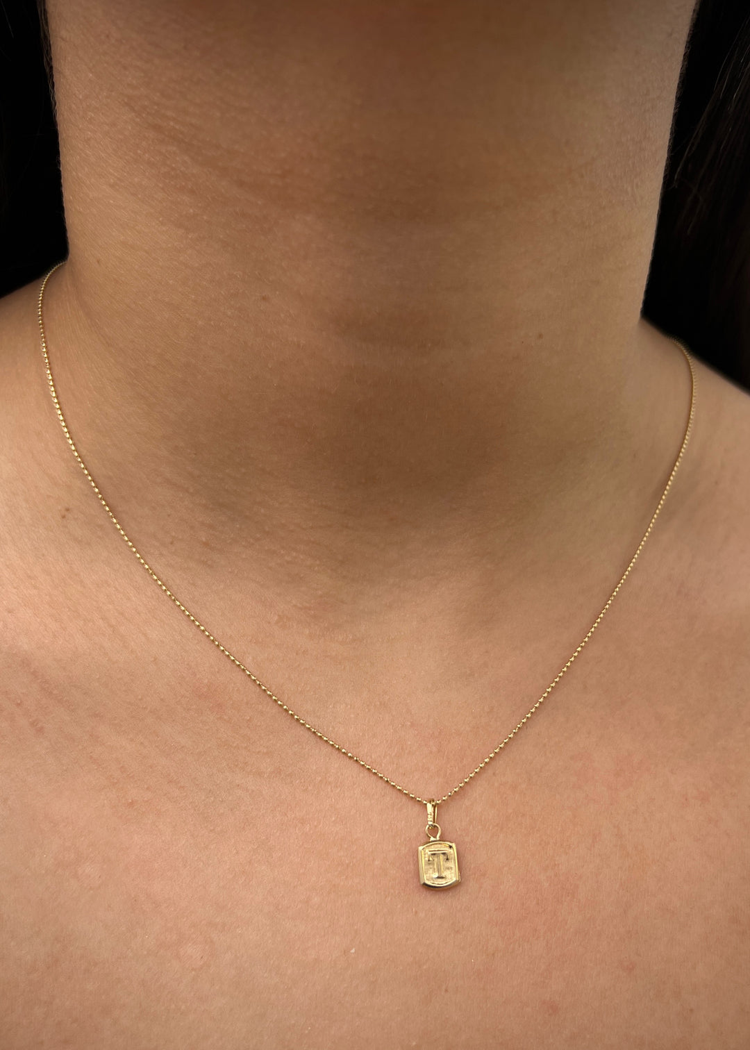 Dije Letra T 0.4gr / 1.4cm / 6mm — Oro Amarillo
