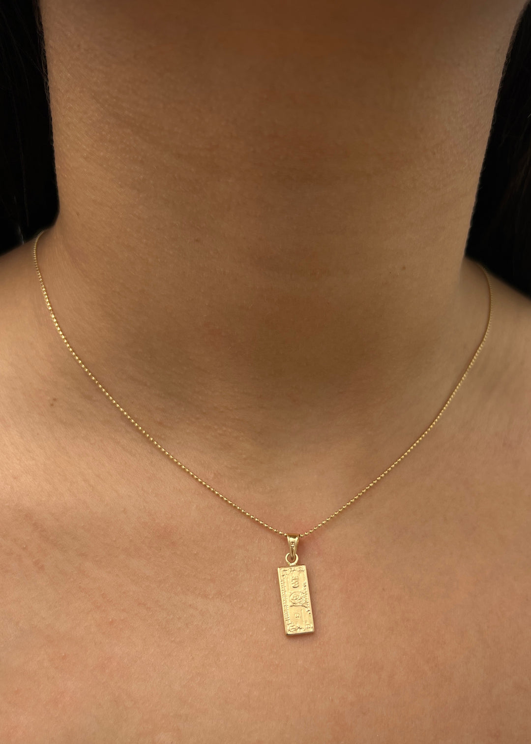 Dije dolar 0.8gr / Largo 2,3cm — Oro Amarillo