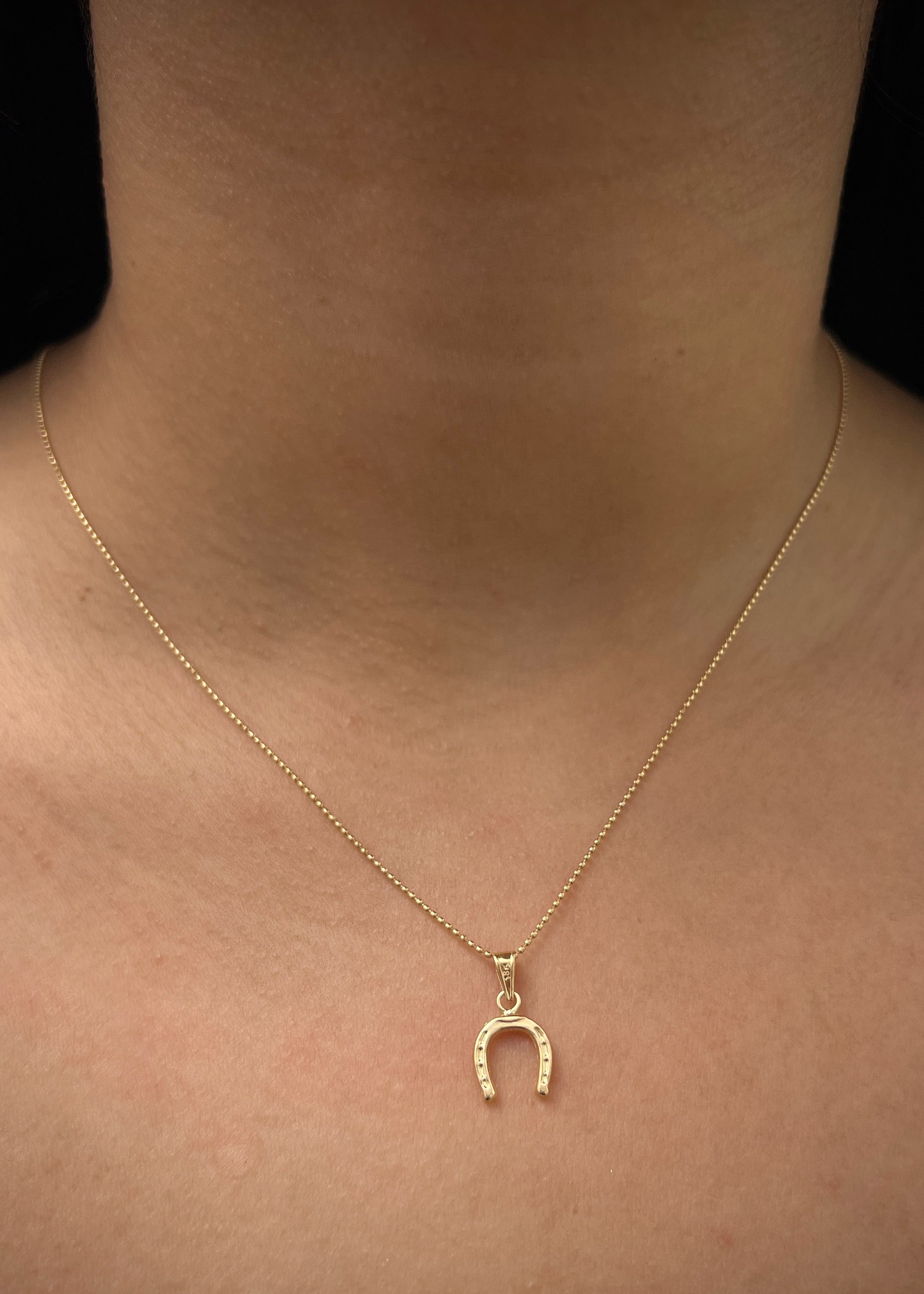 Dije herradura de caballo 0.45gr / Largo 1.7cm / Oro Amarillo Nac M