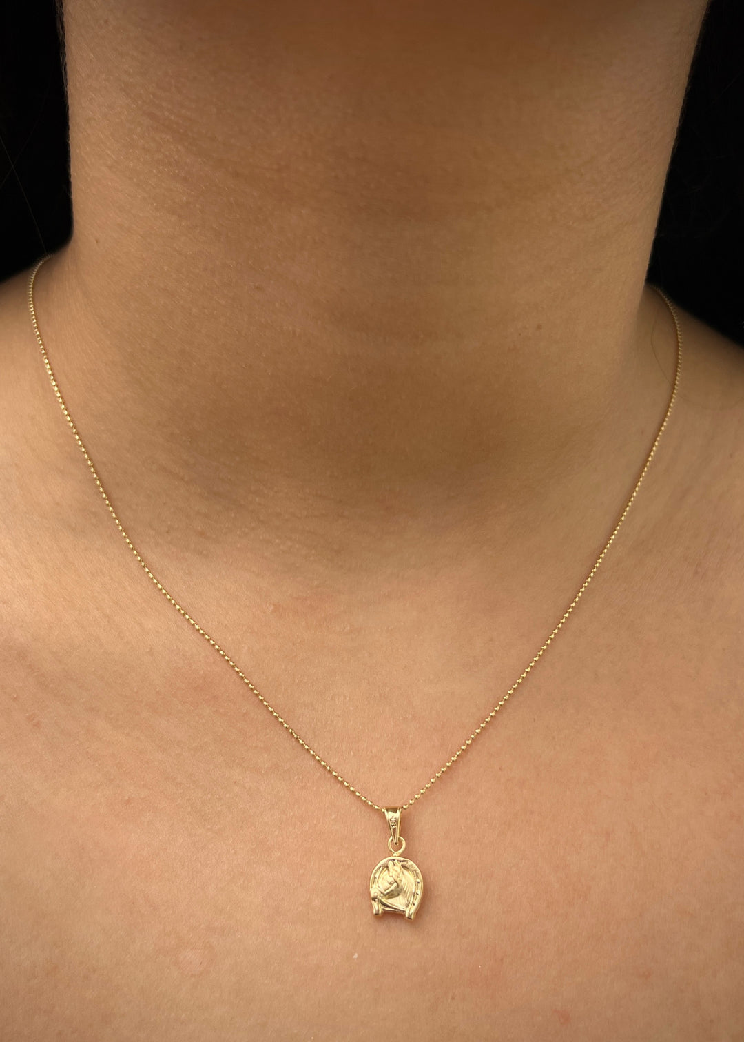 Dije de herradura de caballo 0.5gr / Largo 1.7cm — Oro Amarillo