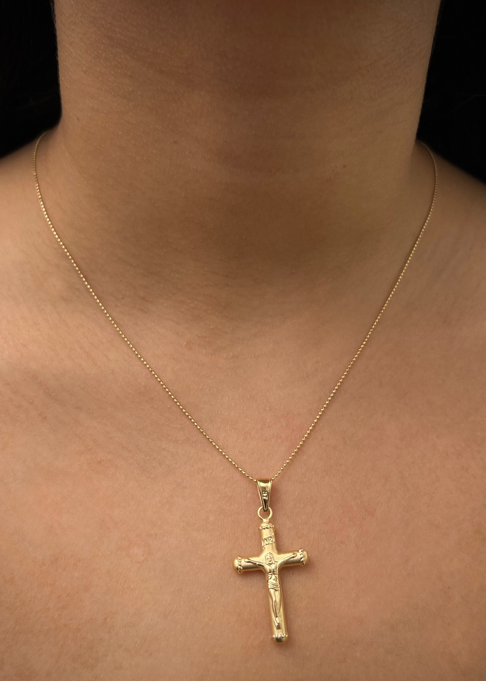 Dije Cruz con cristo 1.6gr / Largo 4cm — Oro Amarillo