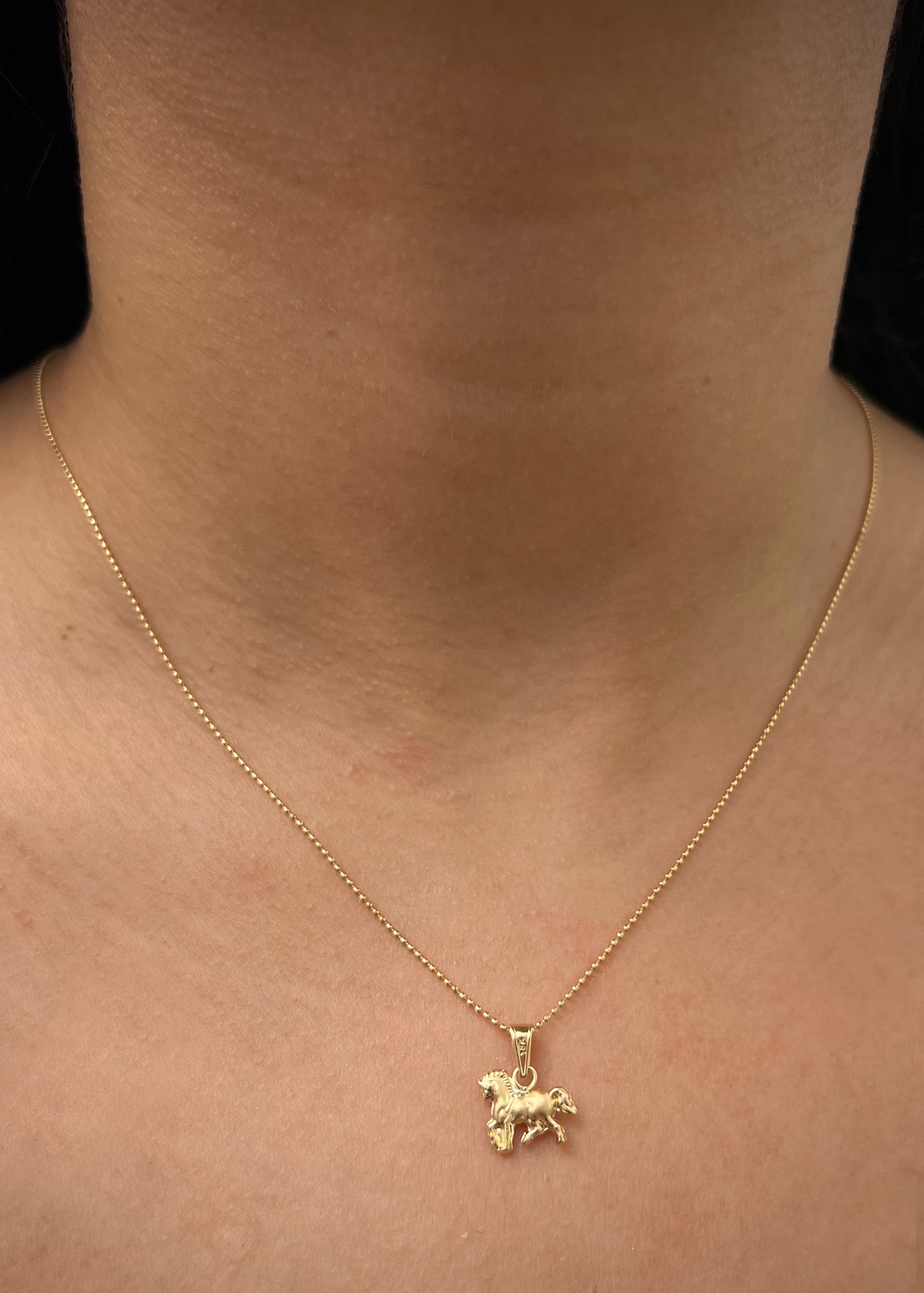 Dije Caballo 0.5gr / 1.4cm / 10.5mm — Oro Amarillo