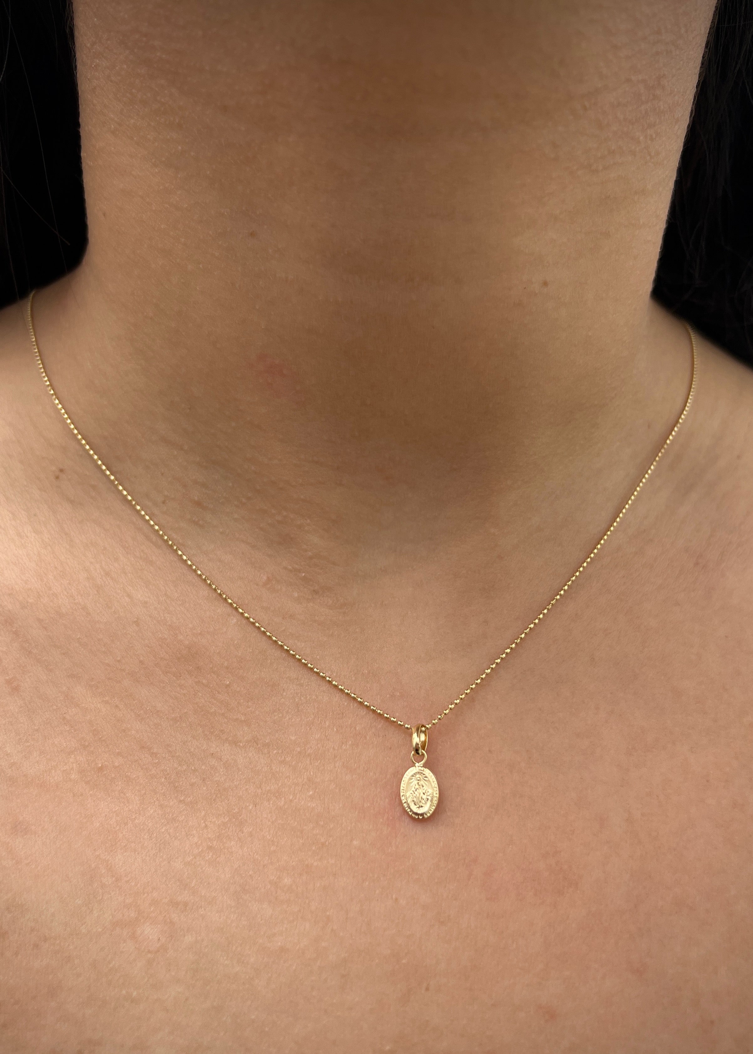 Dije virgen del carmen 0.4gr / Largo 1.7cm / Oro Amarillo Nac P