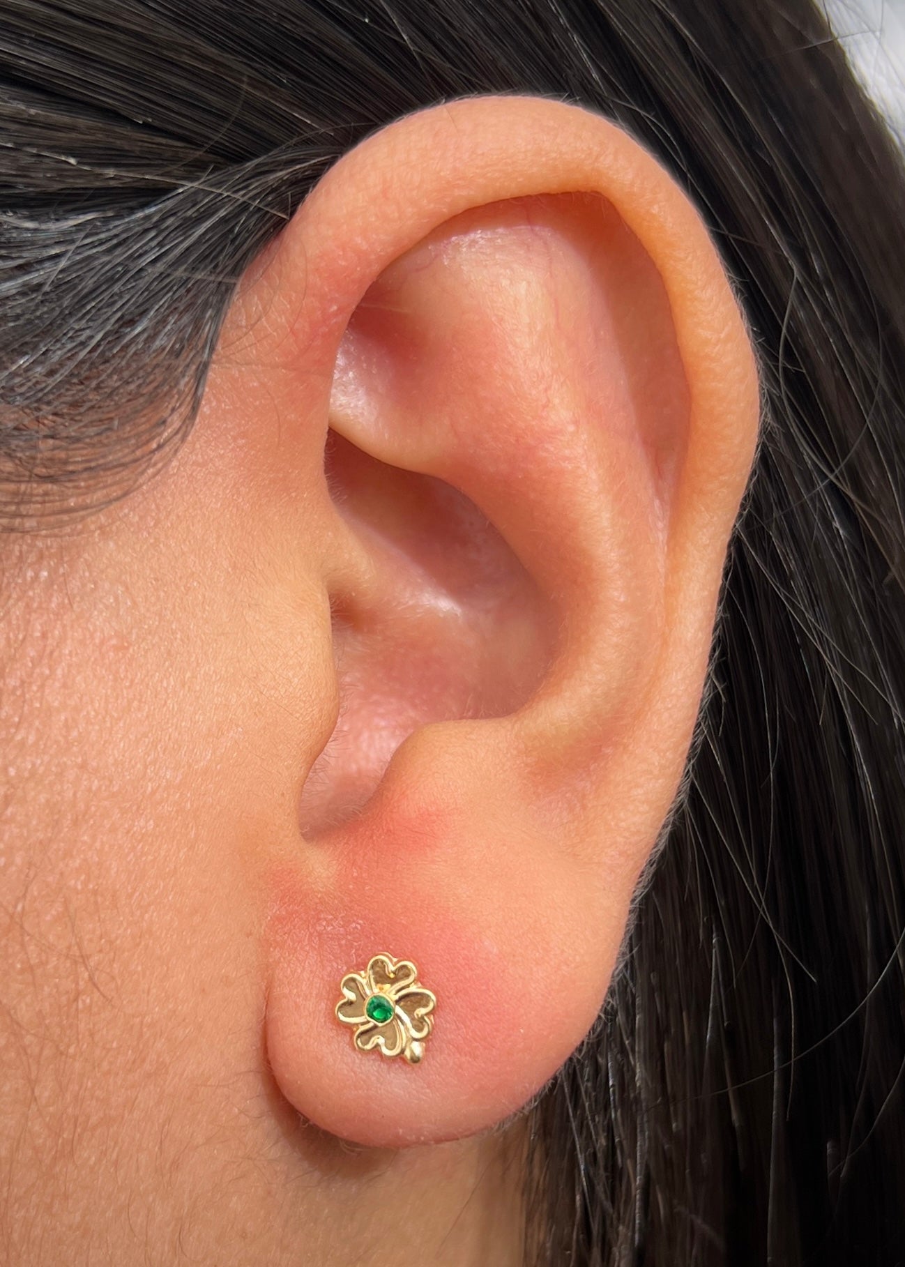 Topos trebol con swarovski verde 0.6gr / Largo 0.7cm / Oro Amarillo Nac M