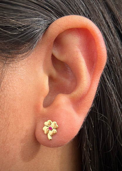 Topos trebol con swarovski fucsia 0.75gr / Largo 0.9cm / Oro Amarillo Nac M