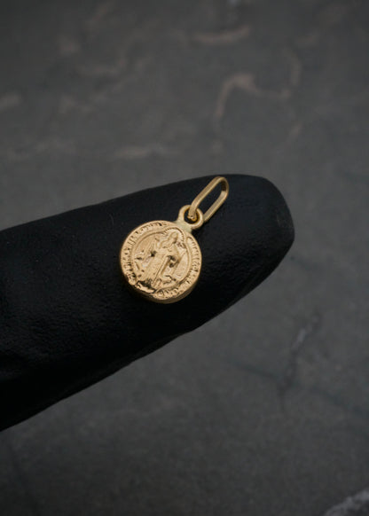Dije de san benito 0.35gr / Largo 1.5cm / Oro Amarillo Nac B