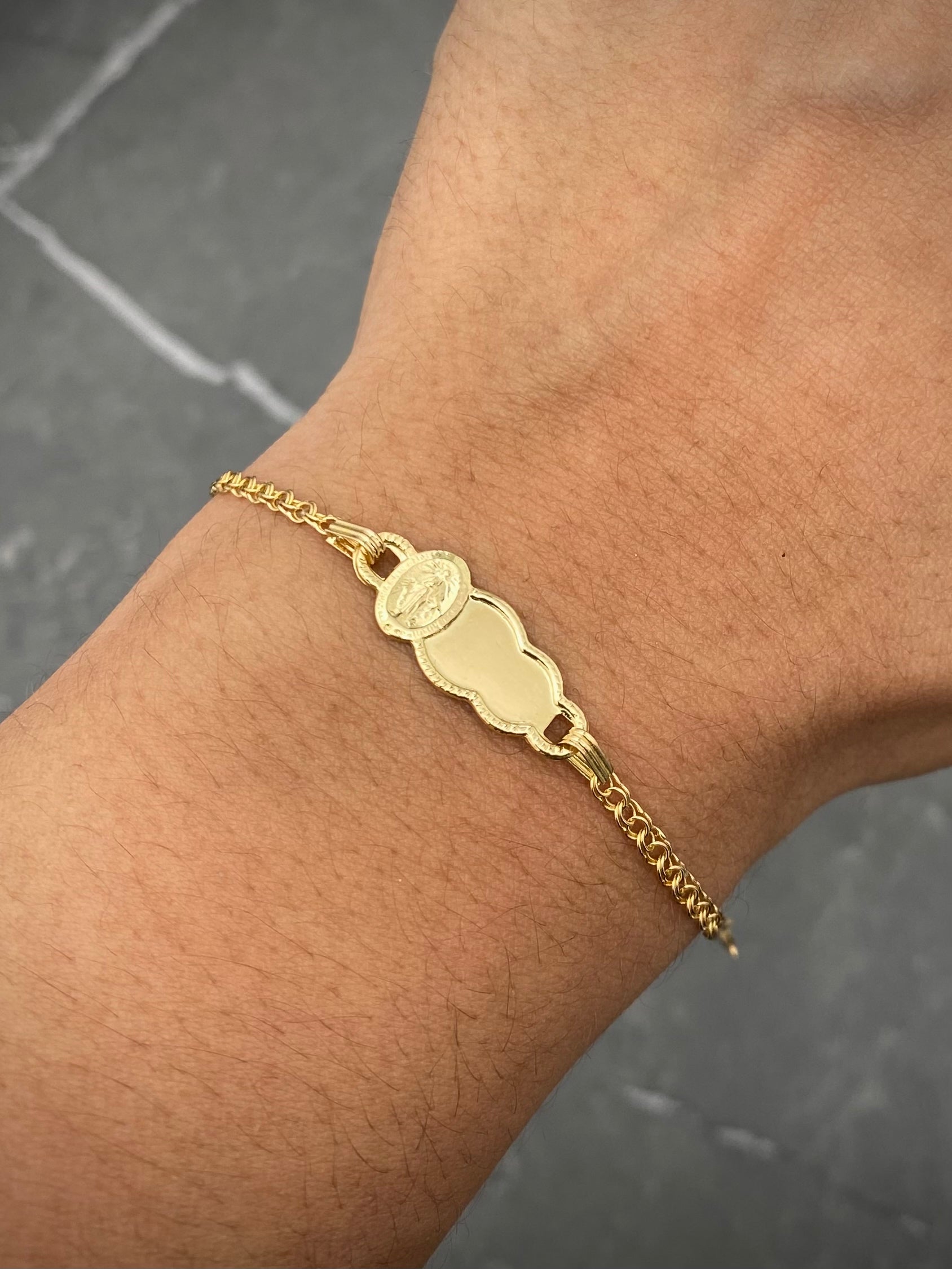 Pulso bebe con placa virgen de la milagrosa 1.4gr / Largo 14cm — Oro Amarillo