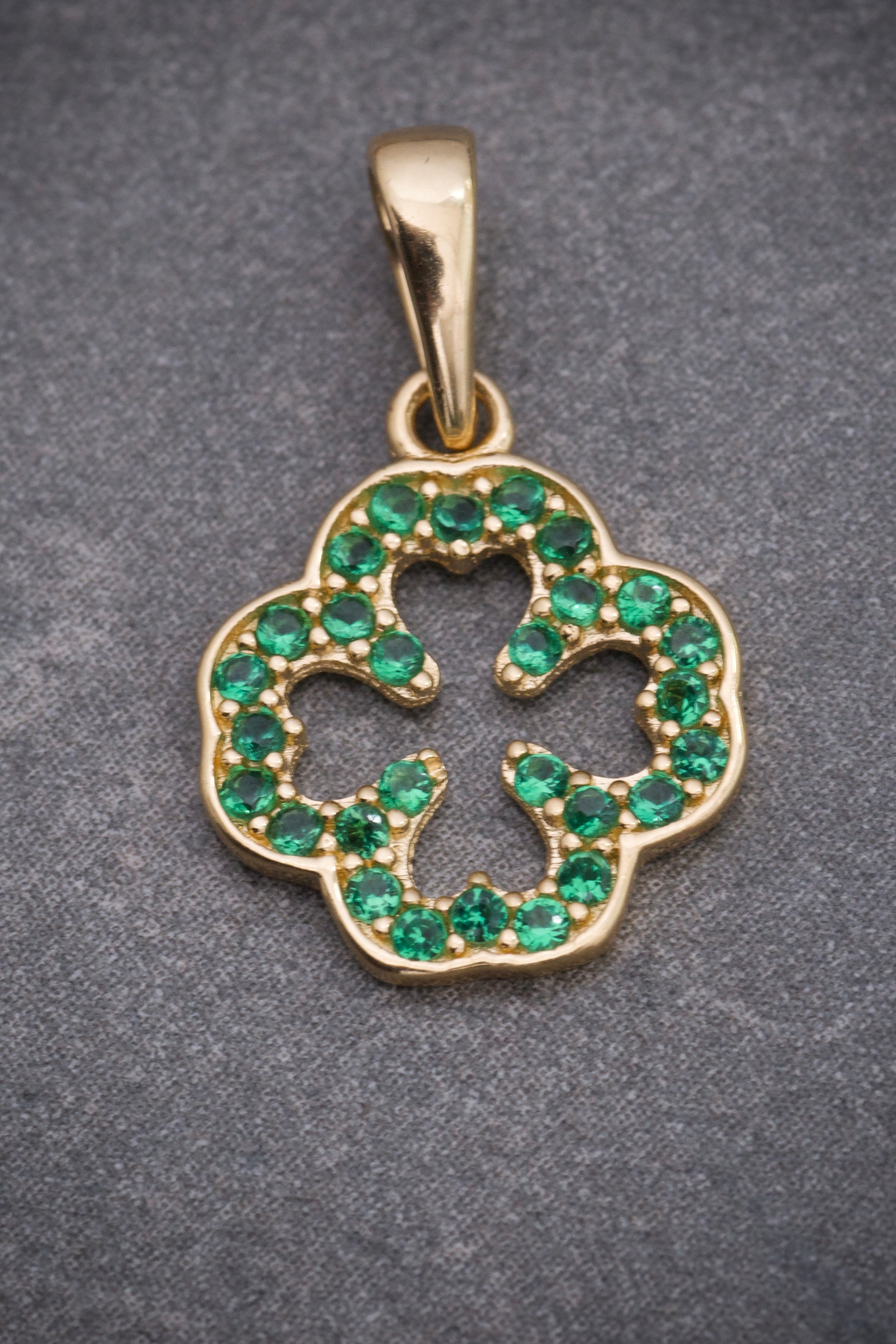 Dije trebol con swarovski verde 0.8gr / Largo 1.7cm / Oro Amarillo Nac M