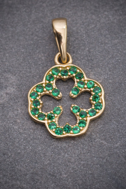 Dije trebol con swarovski verde 0.8gr / Largo 1.7cm / Oro Amarillo Nac M