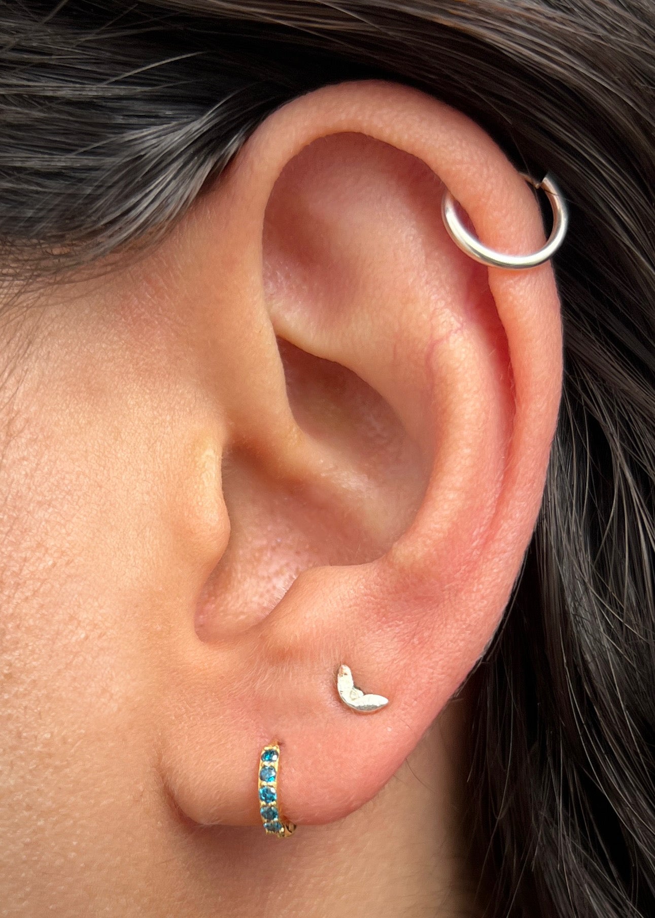 Candongas con 25pts de diamantes azules 0.9gr / Largo 0.7cm / Oro Amarillo (Joya) M