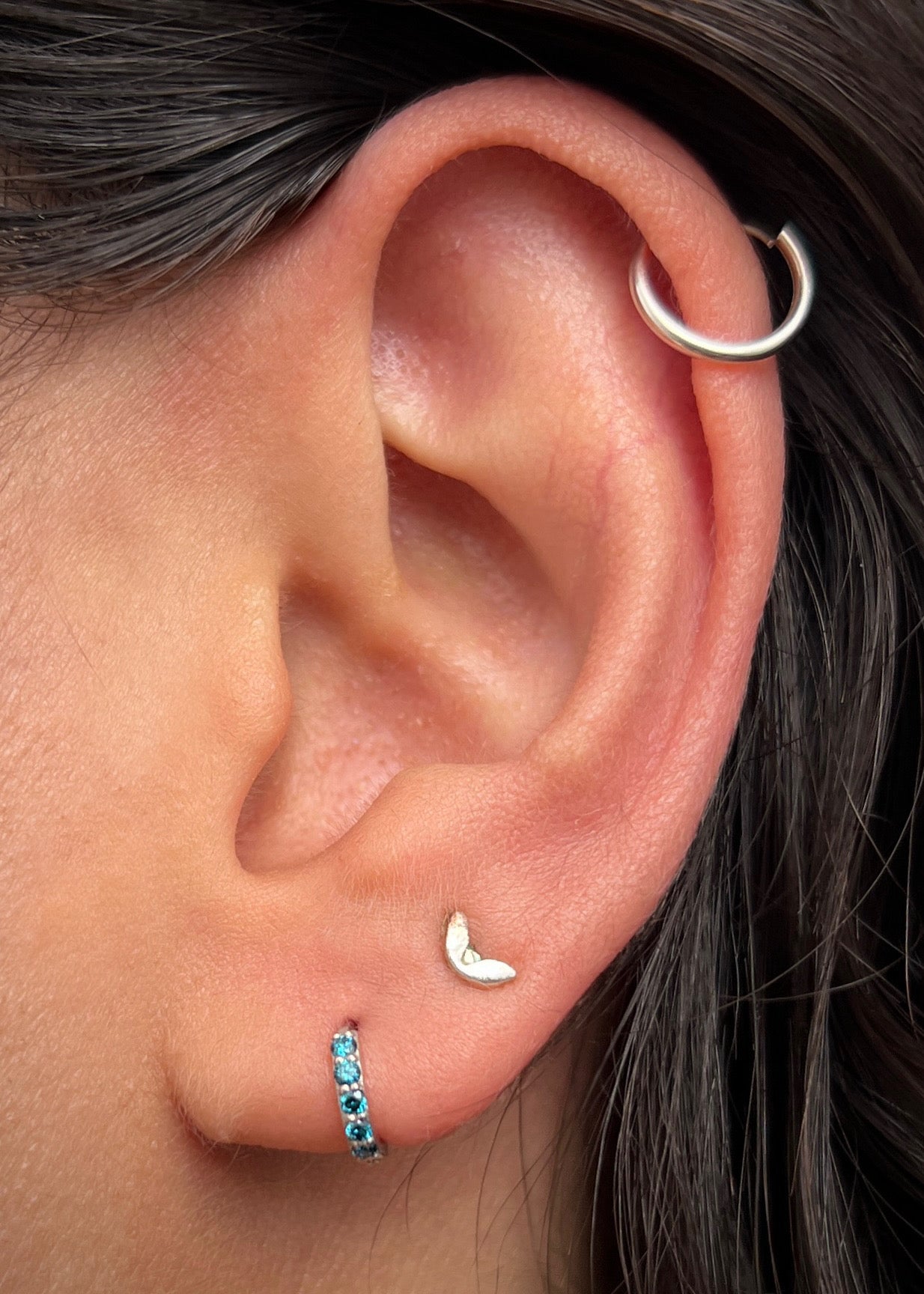 Candongas con 25pts de diamantes azules 0.8gr / Largo 0.7cm / Oro Blanco (Joya) B