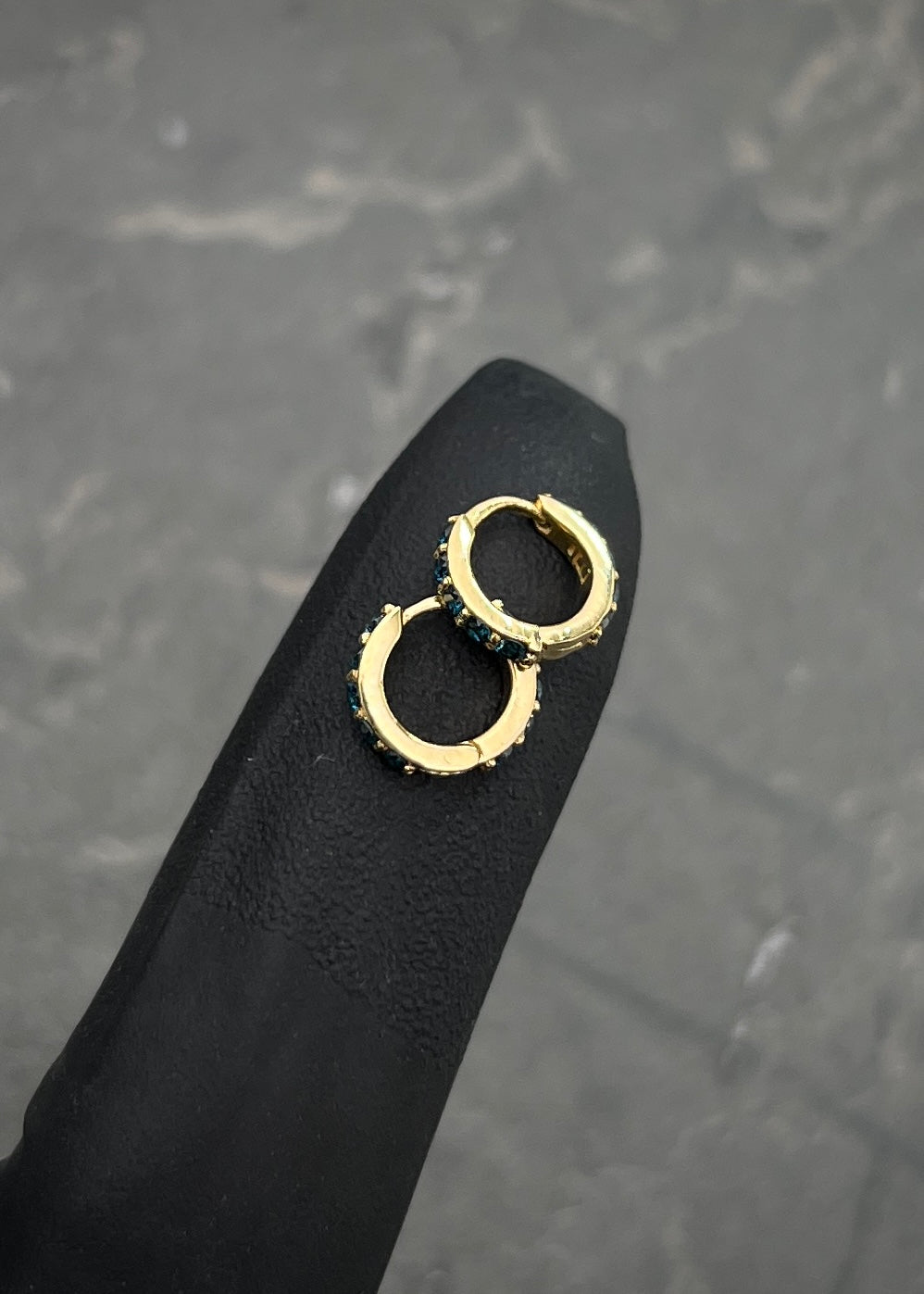 Candongas con 25pts de diamantes azules 0.9gr / Largo 0.7cm / Oro Amarillo (Joya) M