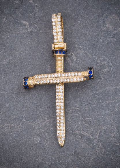 Dije Cruz Clavo con Swarovski Azul 4.25gr / 4.7cm / 24mm — Oro Amarillo
