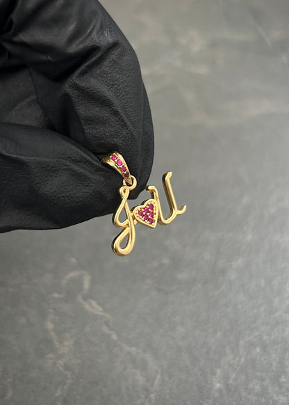 Dije con Swarovski Fucsia 1.35gr / 1.7cm / 15.8mm — Oro Amarillo