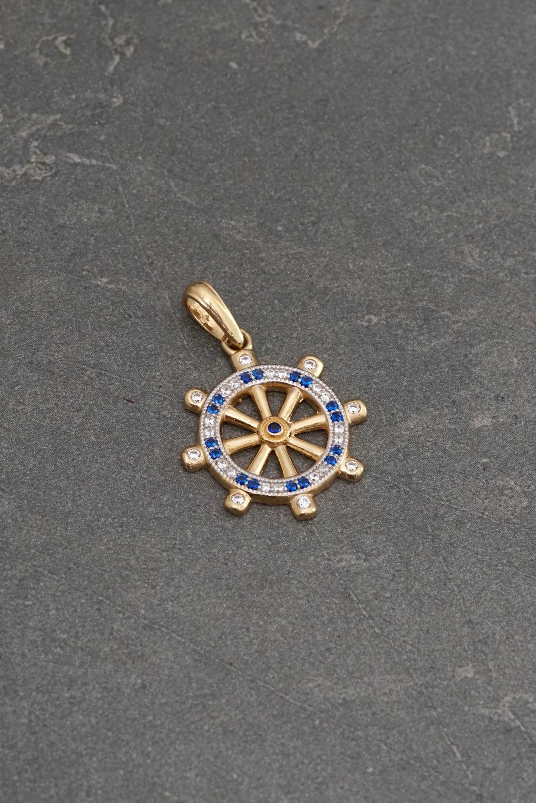 Dije timon con swarovski blanco y azul 2.3gr / Largo 2.6cm — Oro Amarillo