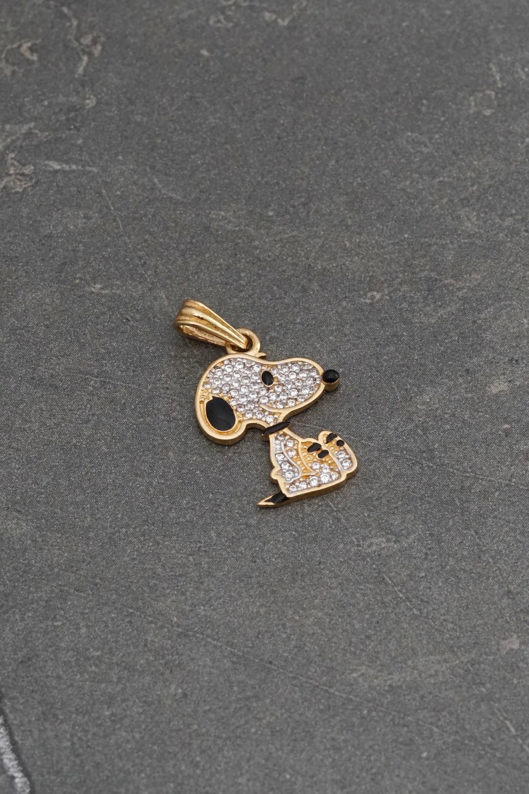 Dije snoopy con swarovski blanco 1.85gr / Largo 2.3cm — Oro Amarillo