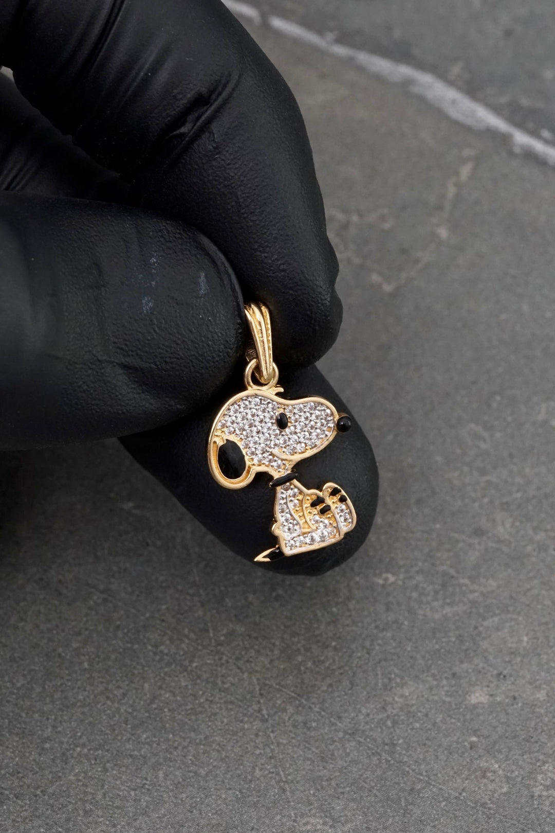 Dije snoopy con swarovski blanco 1.85gr / Largo 2.3cm — Oro Amarillo