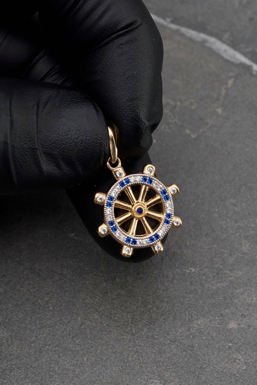 Dije timon con swarovski blanco y azul 2.3gr / Largo 2.6cm — Oro Amarillo