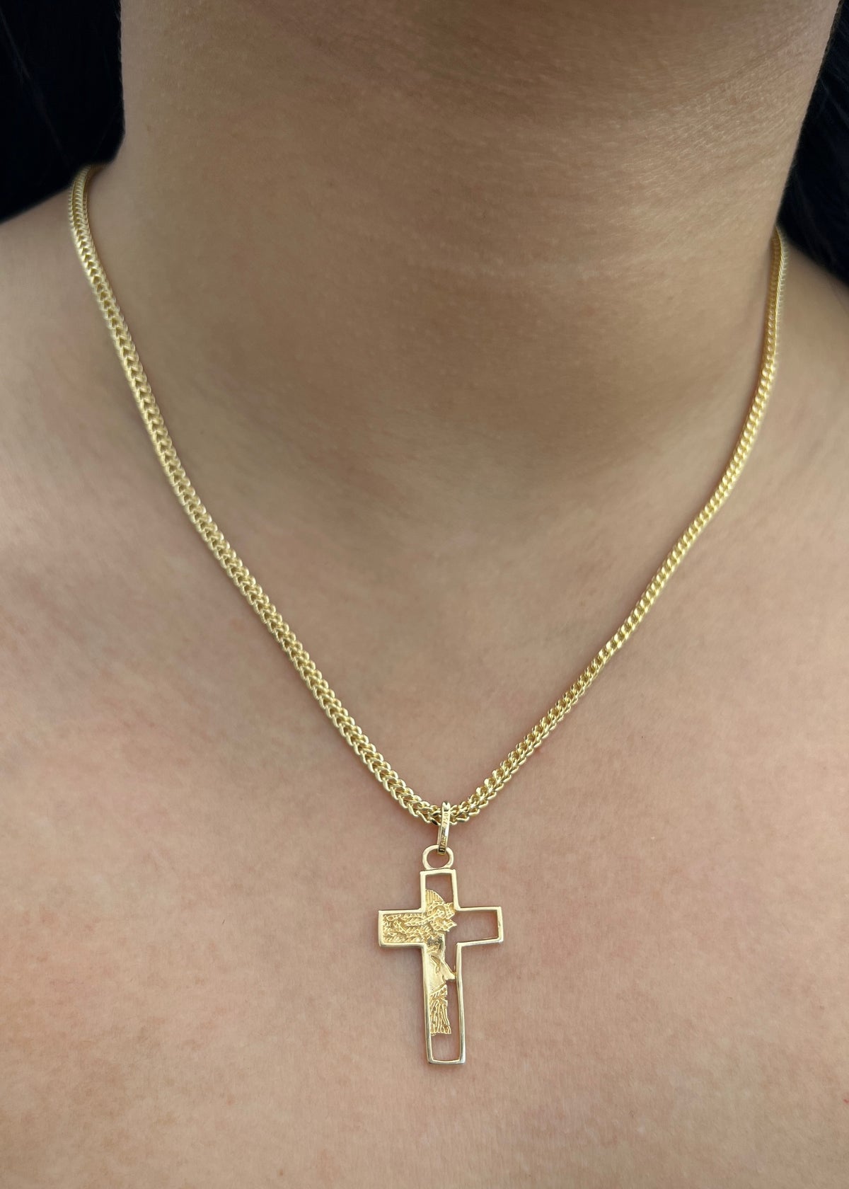 Dije Cruz con Cristo 1.95gr / 3.5cm / 17mm — Oro Amarillo