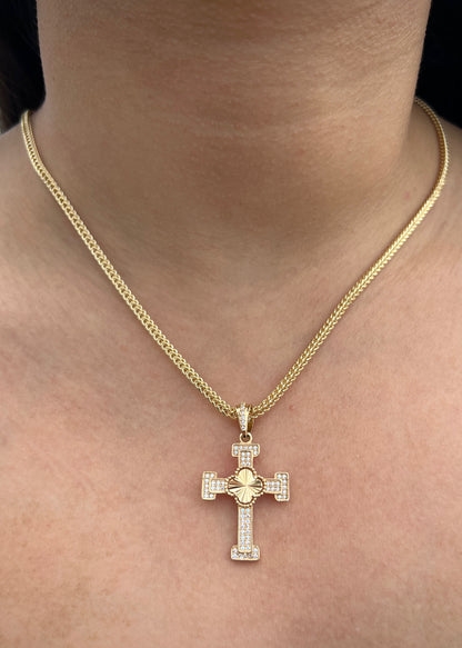 Dije Cruz Lucky Clover con Swarovski Blanco 3.5gr / 3.7cm / 21mm — Oro Amarillo