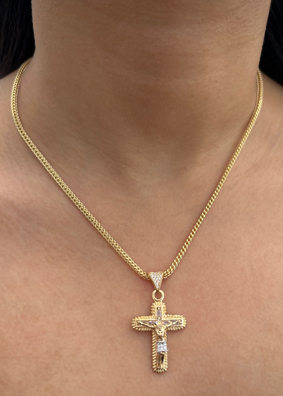 Dije Cruz con Cristo Swarovskis Blancos 6.6gr / 3.9cm / 22mm — Oro Amarillo