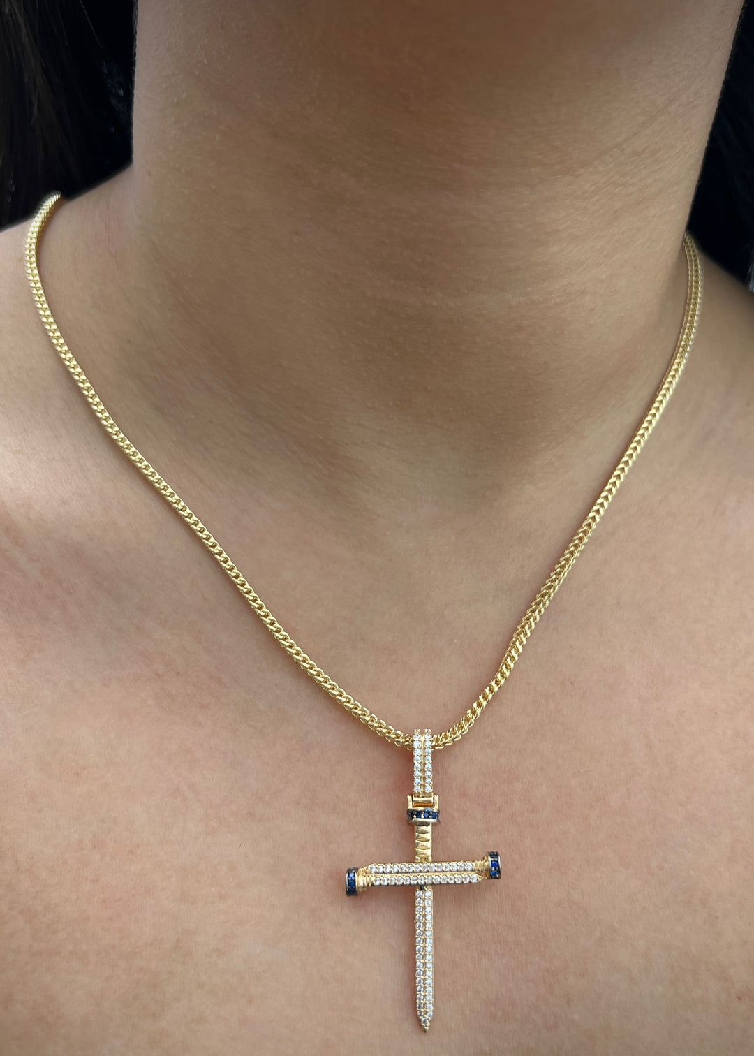 Dije Cruz Clavo con Swarovski Azul 4.25gr / 4.7cm / 24mm — Oro Amarillo