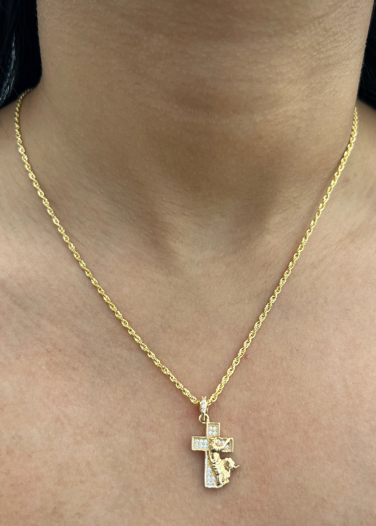 Dije Cruz con Cristo Swarovskis Blancos 2gr / 2.4cm / 14mm — Oro Amarillo