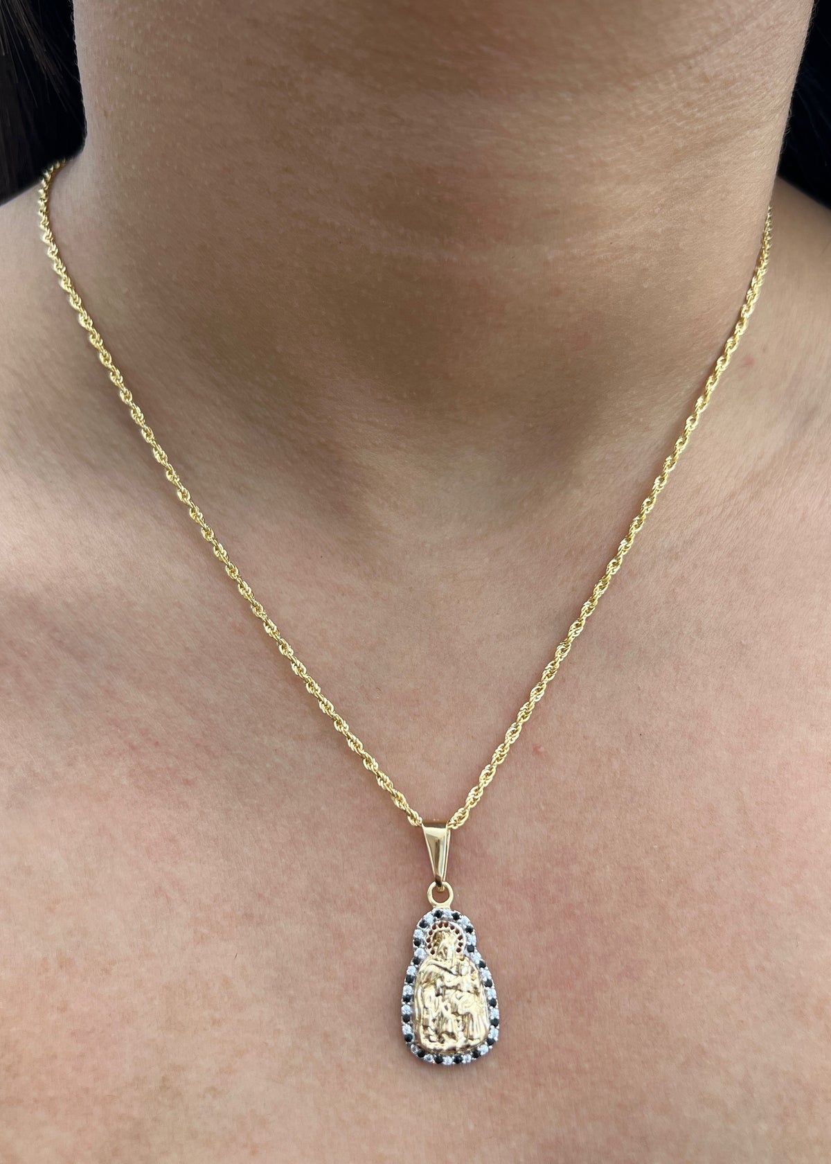 Dije Virgen del Carmen con Swarovski Negro y Blanco 2.35gr / 3cm / 13mm — Oro Amarillo