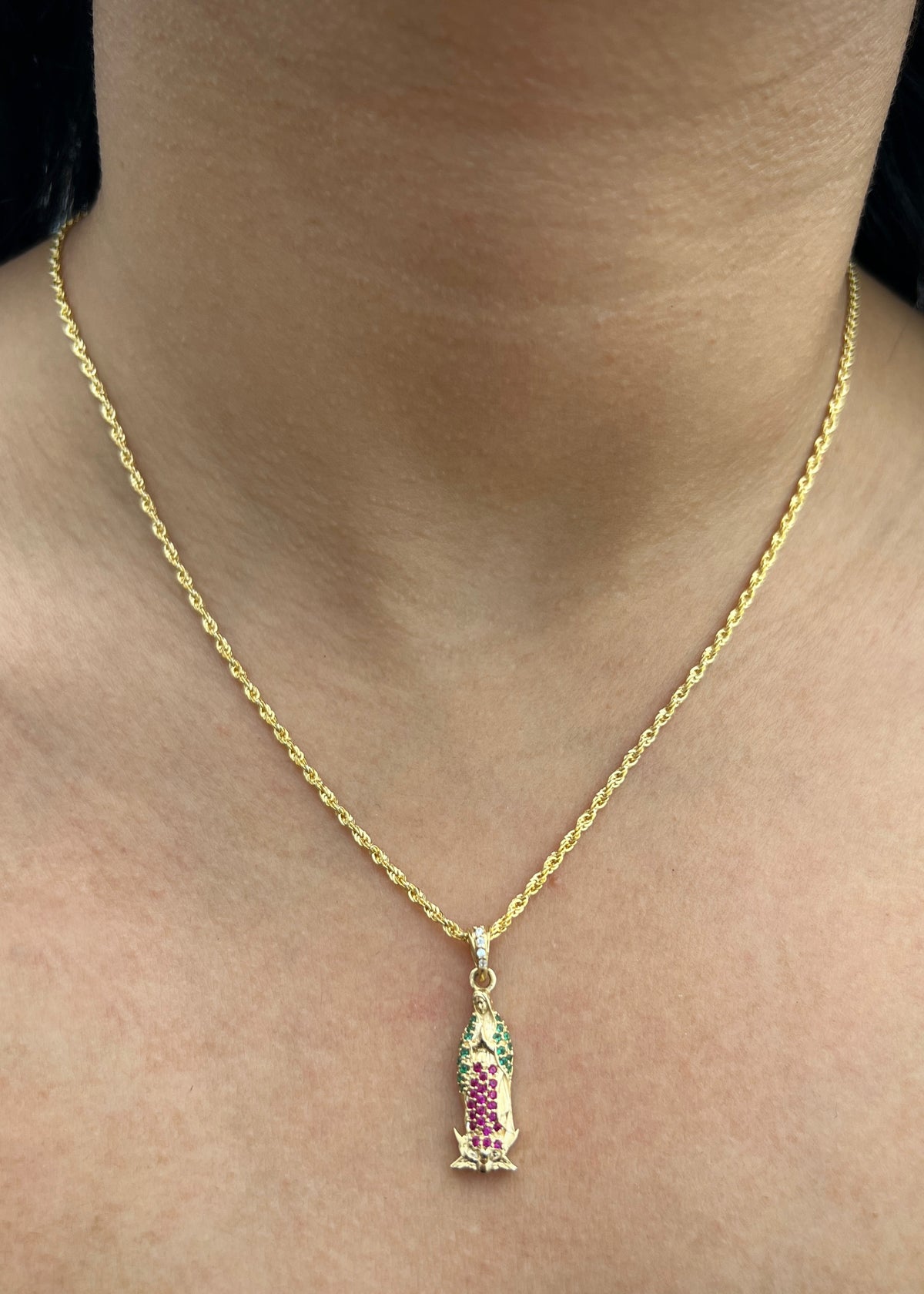 Dije Virgen de Guadalupe con Swarovski Verde y Fucsia 2.1gr / 2.8cm / 8mm — Oro Amarillo