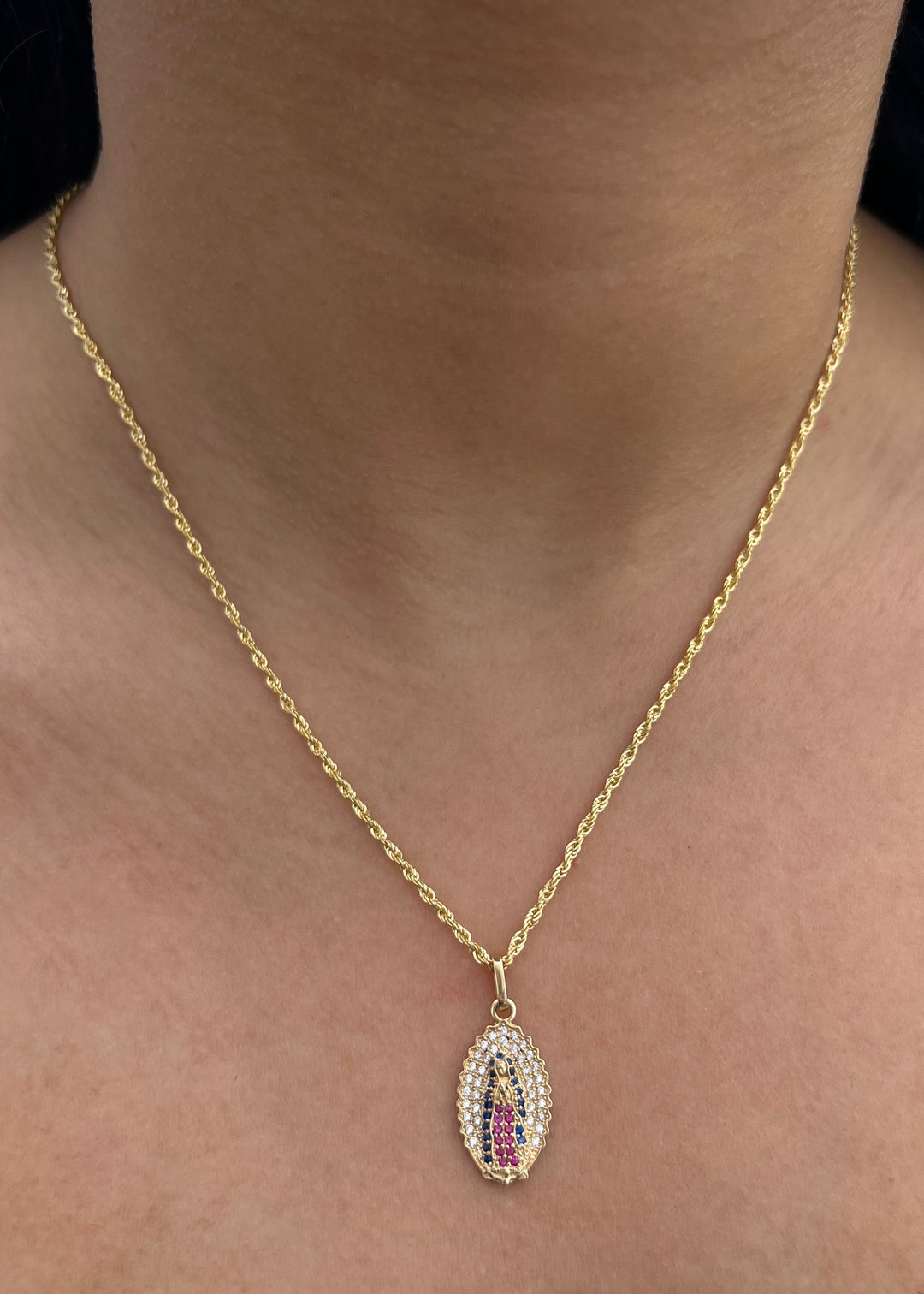 Dije Virgen de Guadalupe con Swarovski Azul y Fucsia 2.1gr / 2.7cm / 11mm — Oro Amarillo