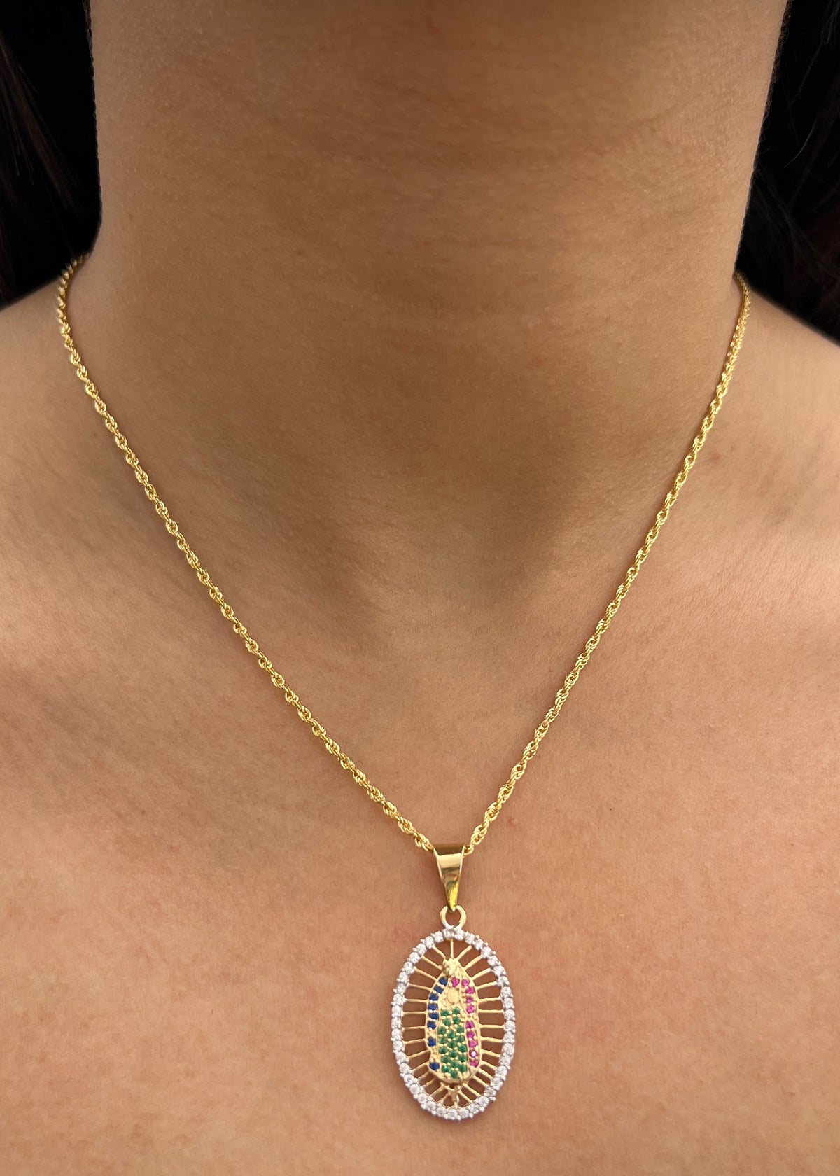 Dije Virgen de Guadalupe con Swarovski Azul y Fucsia 2.7gr / 3.7cm / 17mm — Oro Amarillo