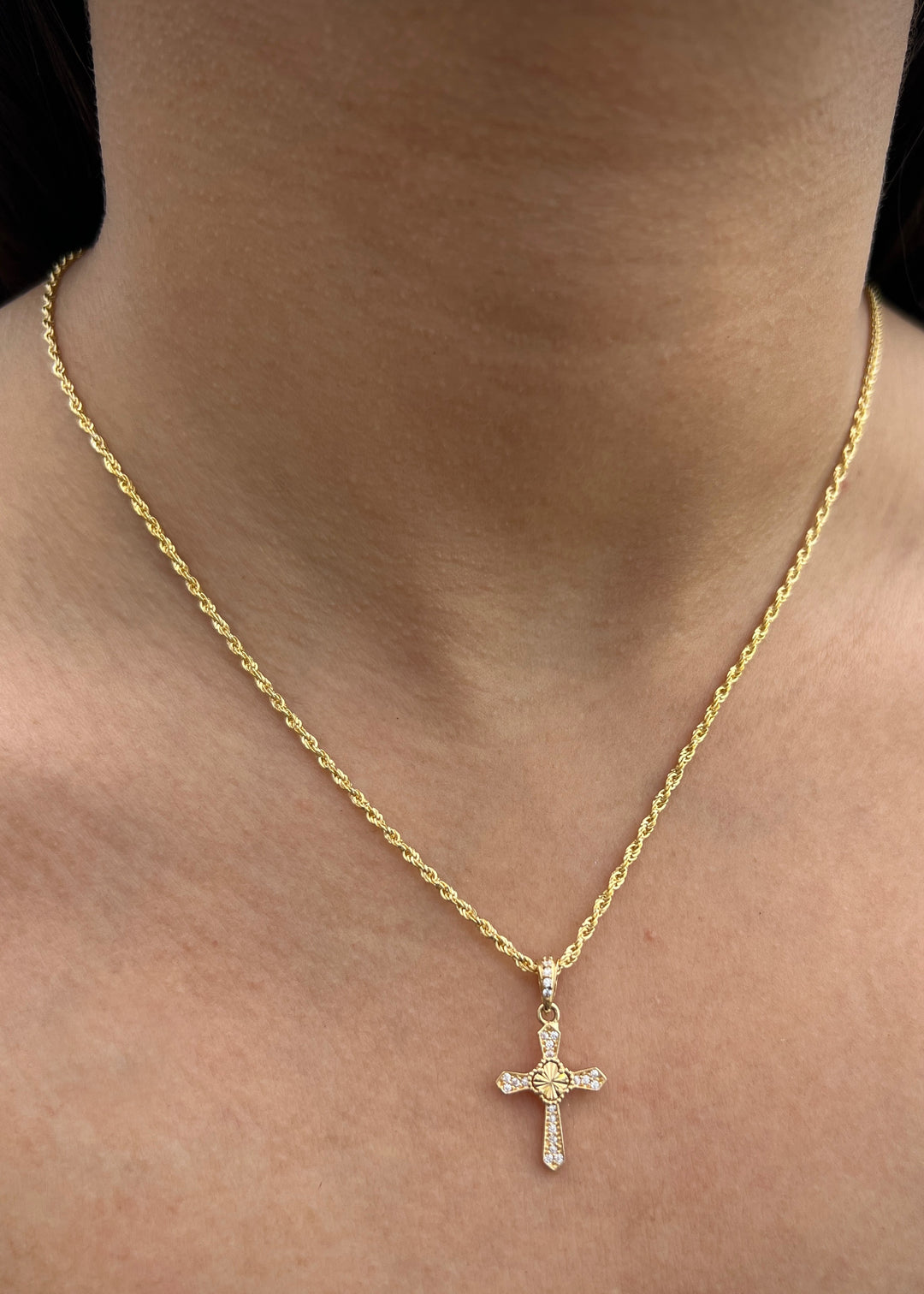 Dije Cruz Lucky Clover con Swarovski Blanco 1.2gr / 2.4cm / 13mm — Oro Amarillo