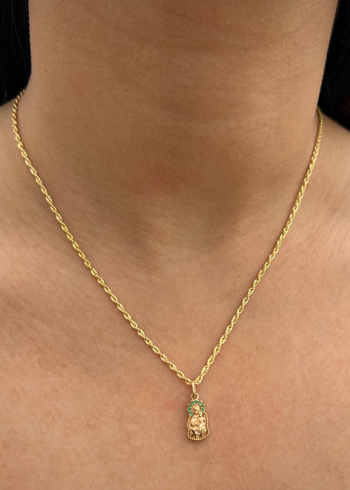 Dije Virgen del Carmen con Swarovski Verde 1.1gr / 1.7cm / 7mm — Oro Amarillo