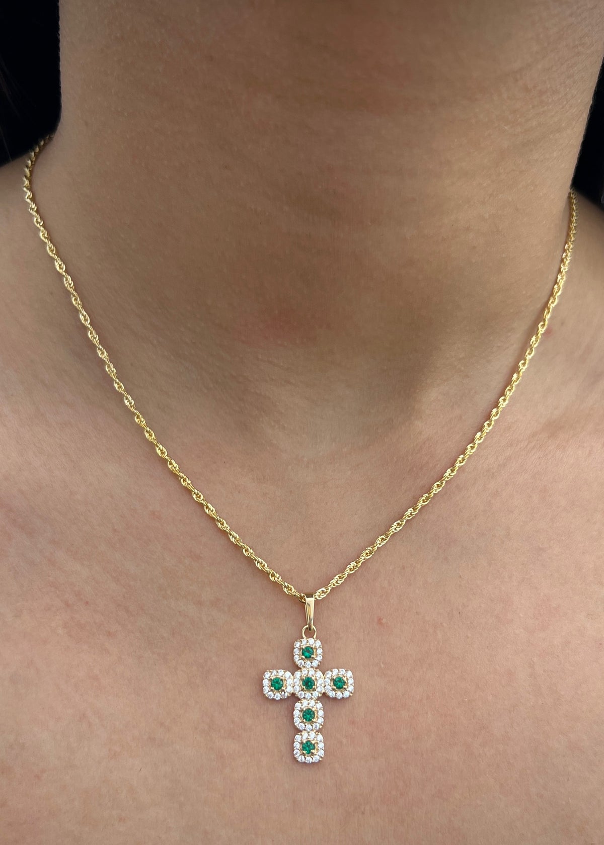 Dije Cruz con Swarovskis Blancos y Verdes 1.8gr / 3cm / 16mm — Oro Amarillo