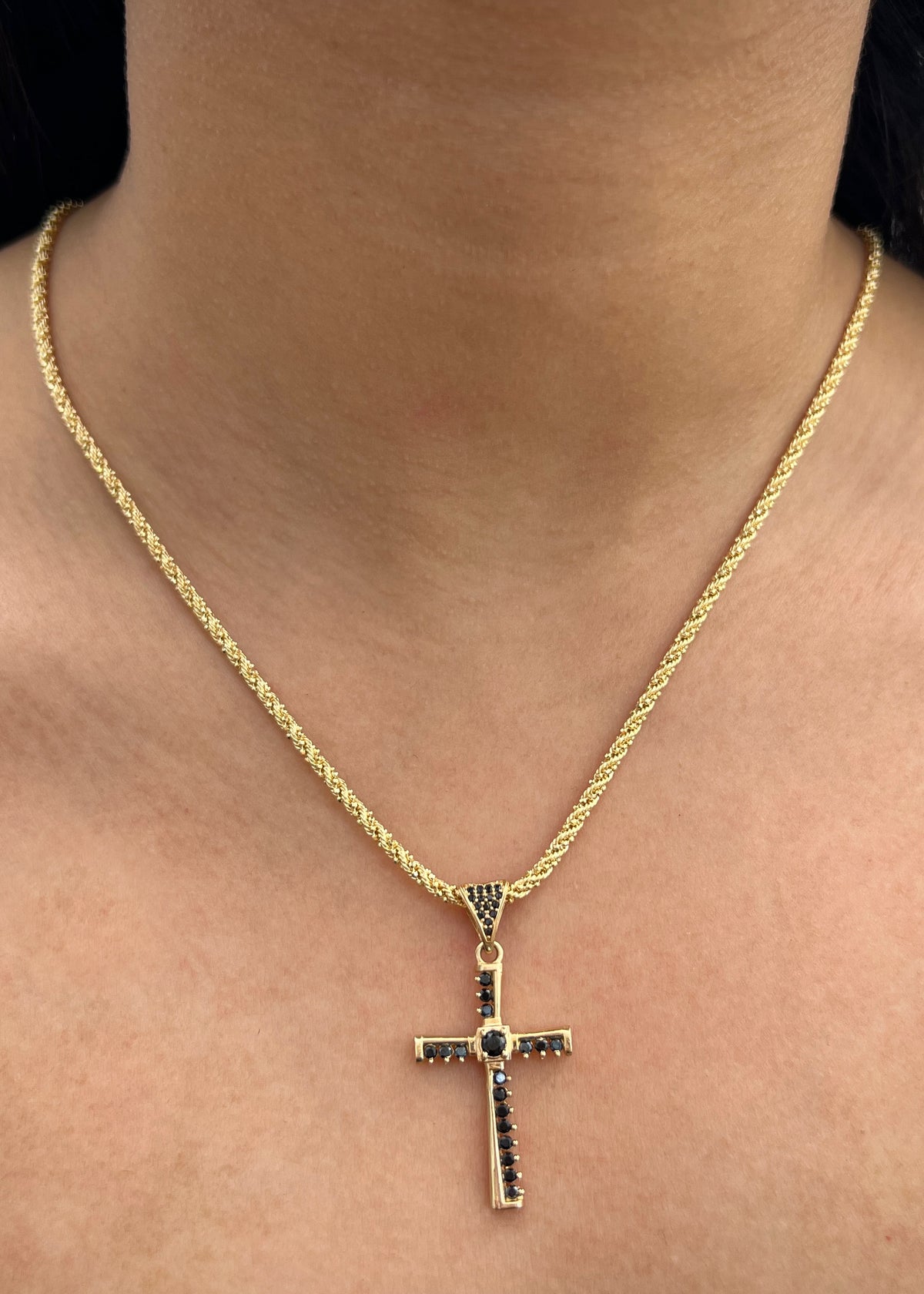 Dije Cruz con Swarovski Negro 3.95gr / 4cm / 20mm — Oro Amarillo