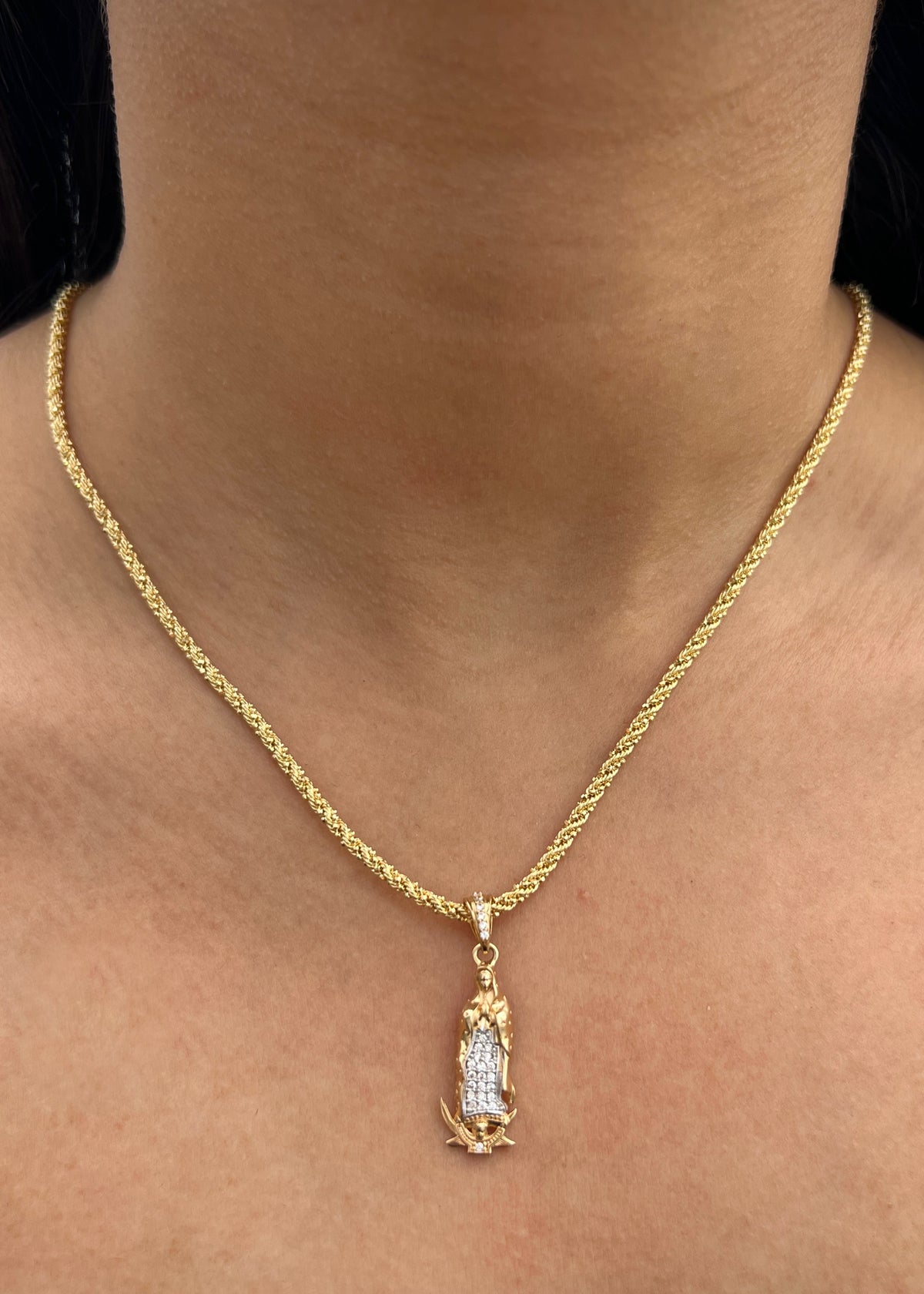 Dije Virgen de Guadalupe con Swarovskis Blancos 2.55gr / 3.1cm / 10mm — Oro Amarillo