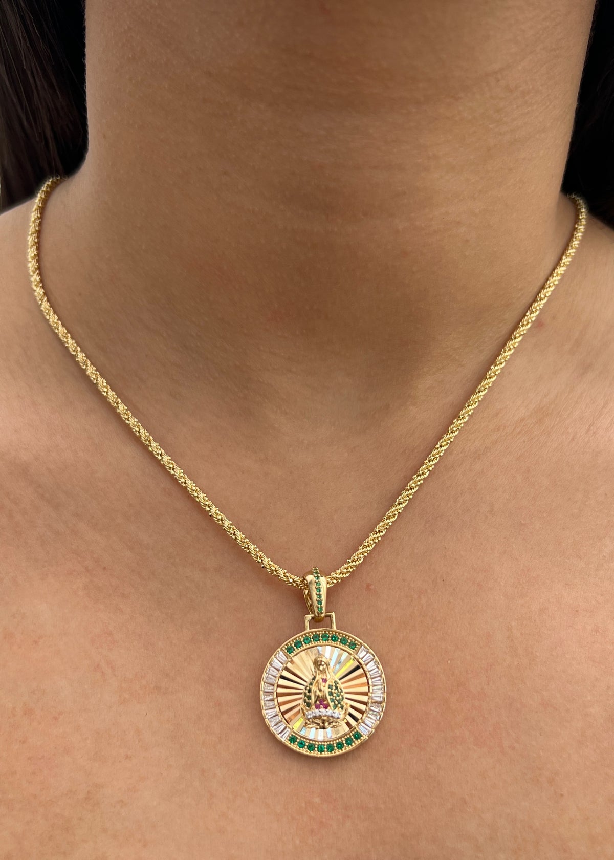 Dije Virgen de Guadalupe con Swarovski Verde y Blanco 6.85gr / 3.4cm / 24mm — Oro Amarillo