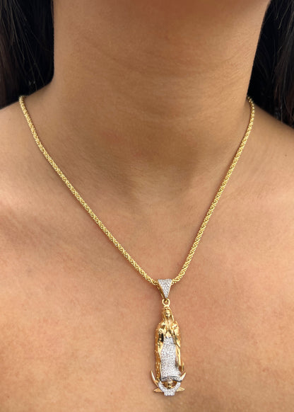 Dije Virgen de Guadalupe con Swarovskis Blancos 9.6gr / 5.2cm / 16mm — Oro Amarillo