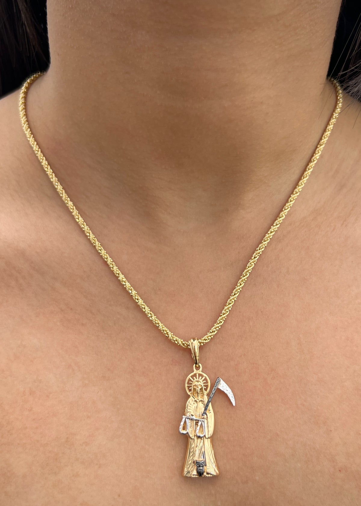 Dije Santa Muerte con Swarovskis Blancos 6.15gr / 4.4cm / 17mm — Oro Amarillo