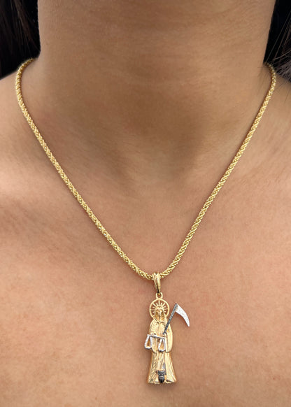 Dije Santa Muerte con Swarovskis Blancos 6.15gr / 4.4cm / 17mm — Oro Amarillo