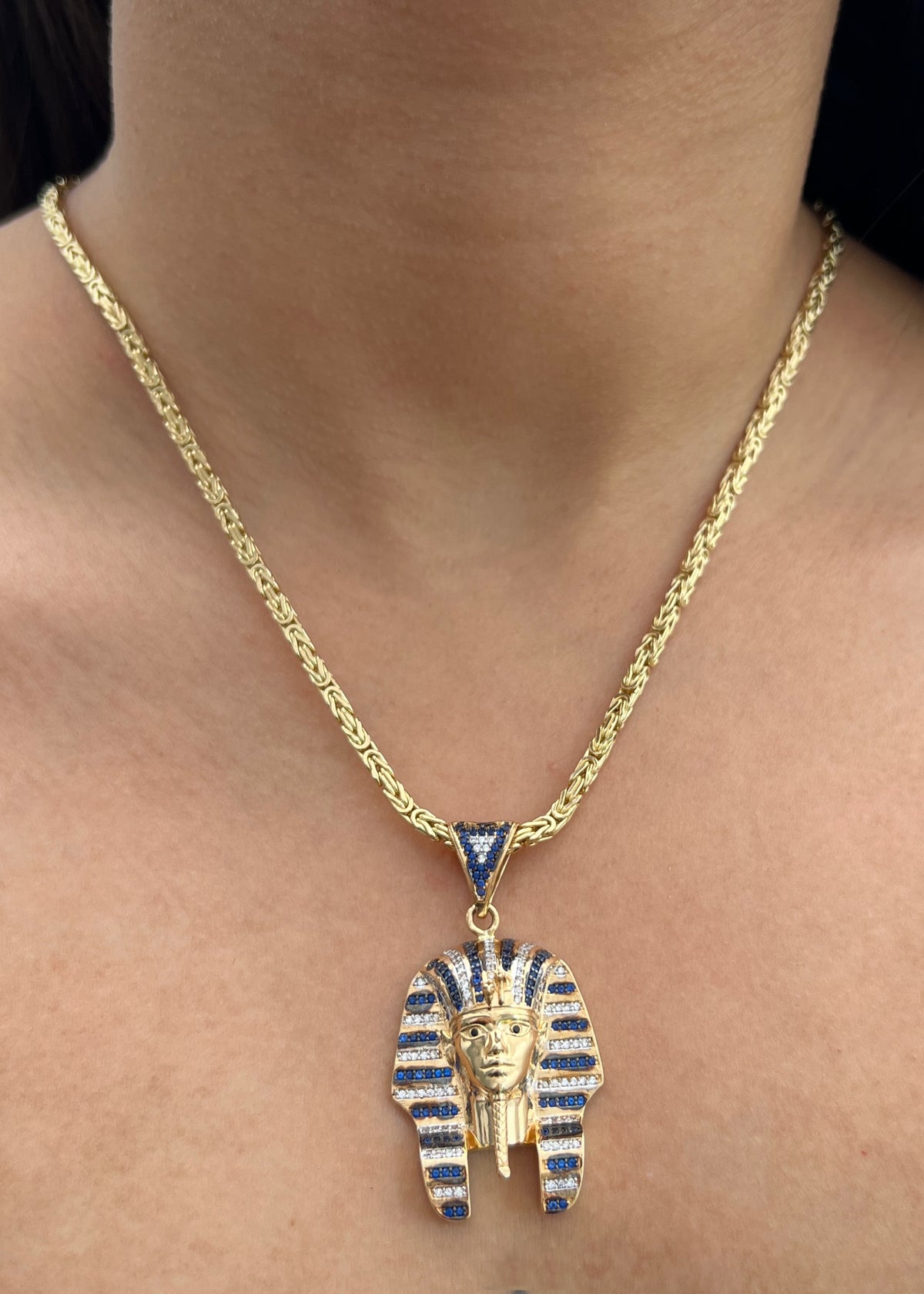 Dije Faraon con Swarovski Azul 16.3gr / 5cm / 27mm — Oro Amarillo