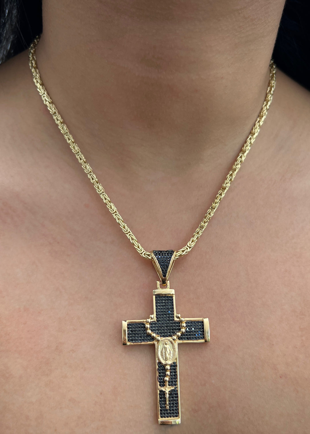 Dije Cruz con Swarovskis Negros 15.65gr / 6.7cm / 35mm — Oro Amarillo