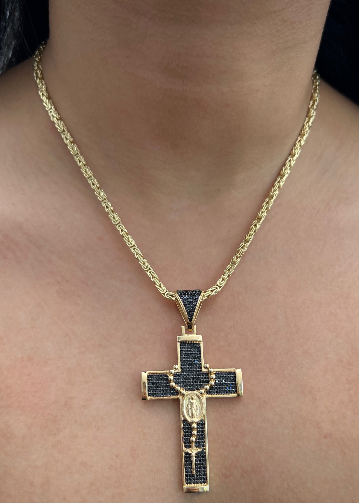 Dije Cruz con Swarovskis Negros 15.65gr / 6.7cm / 35mm — Oro Amarillo