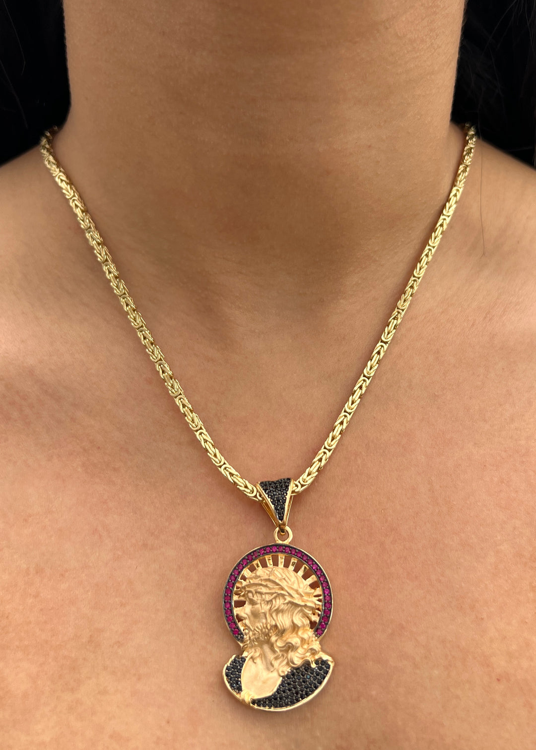 Dije Rostro de Jesus con Swarovski Fucsia 11.2gr / 4.9cm / 25mm — Oro Amarillo