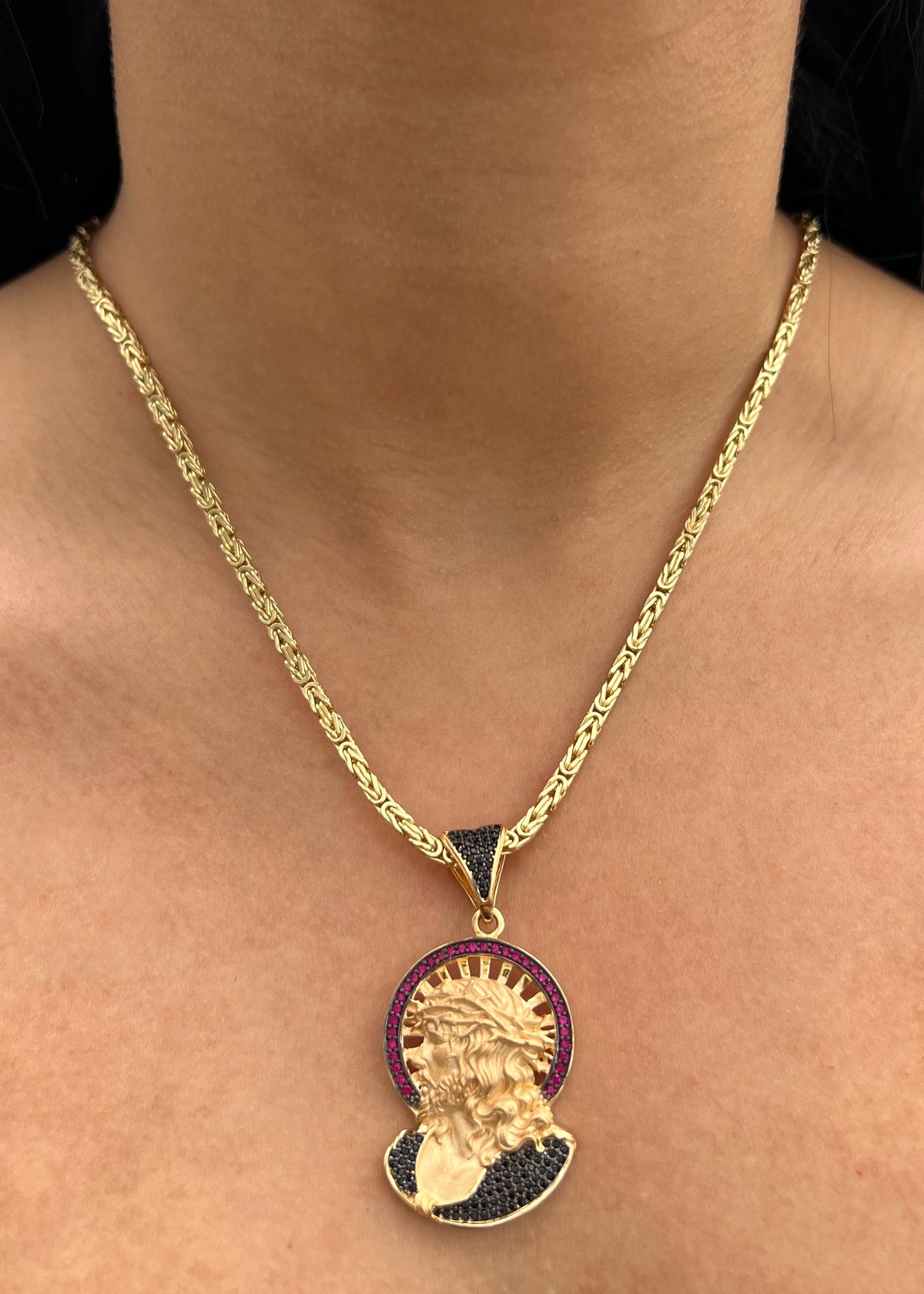 Dije Rostro de Jesus con Swarovski Fucsia 11.2gr / 4.9cm / 25mm — Oro Amarillo