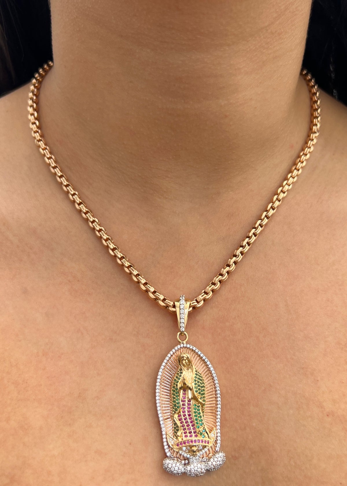 Dije Virgen de Guadalupe con Swarovski Verde y Fucsia 19.95gr / 6.2cm / 23mm — Dos Oros