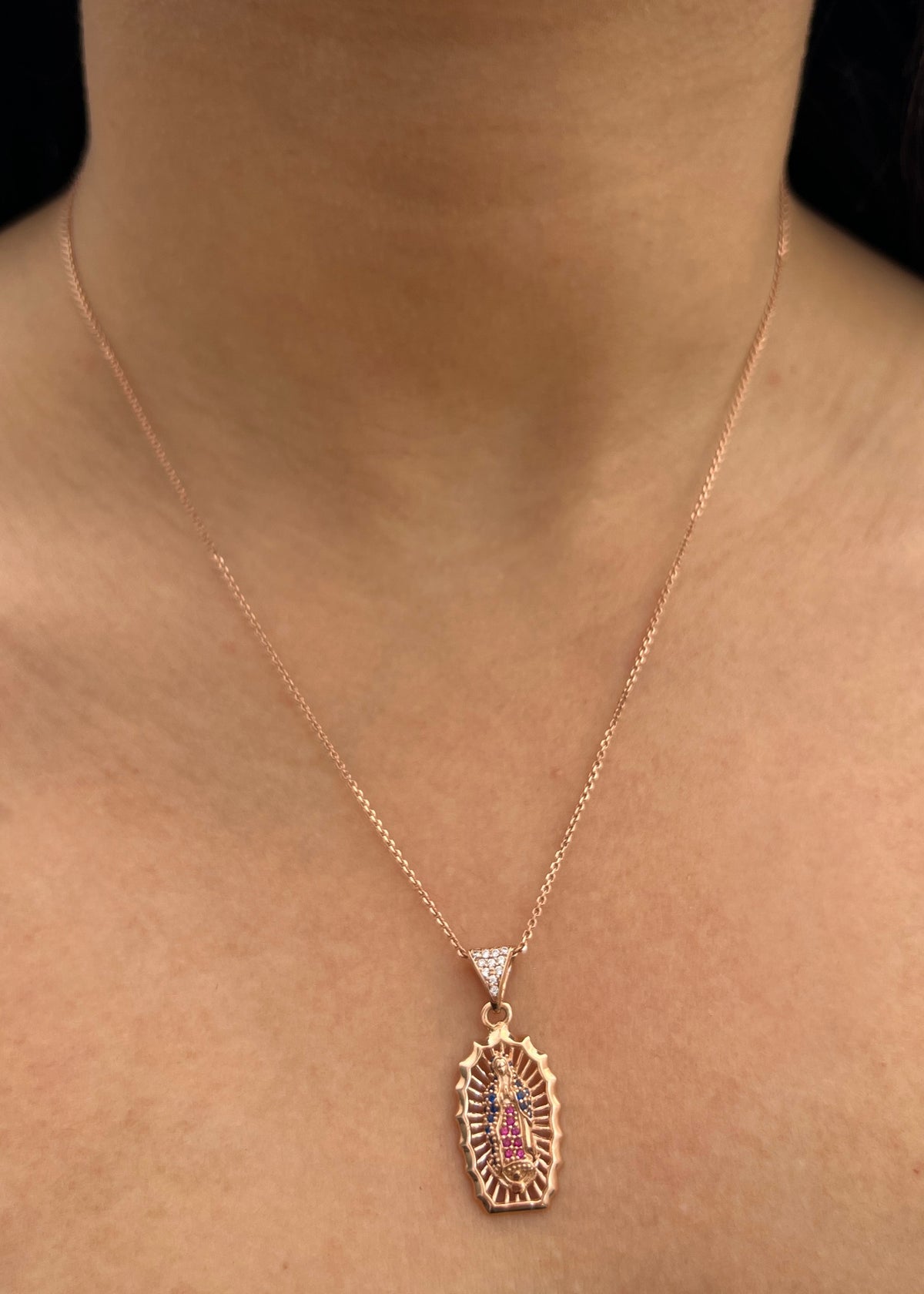 Dije Virgen de Guadalupe con Swarovski Azul y Fucsia 2.9gr / 3cm / 13mm — Oro Rosado