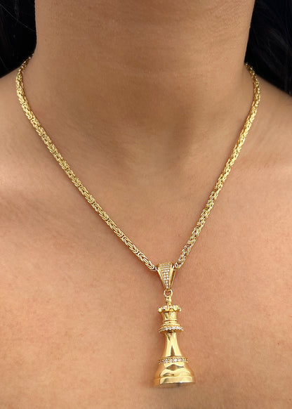 Dije Reina Ajedrez con Swarovski Blanco 11.65gr / 5.2cm / 17mm — Oro Amarillo